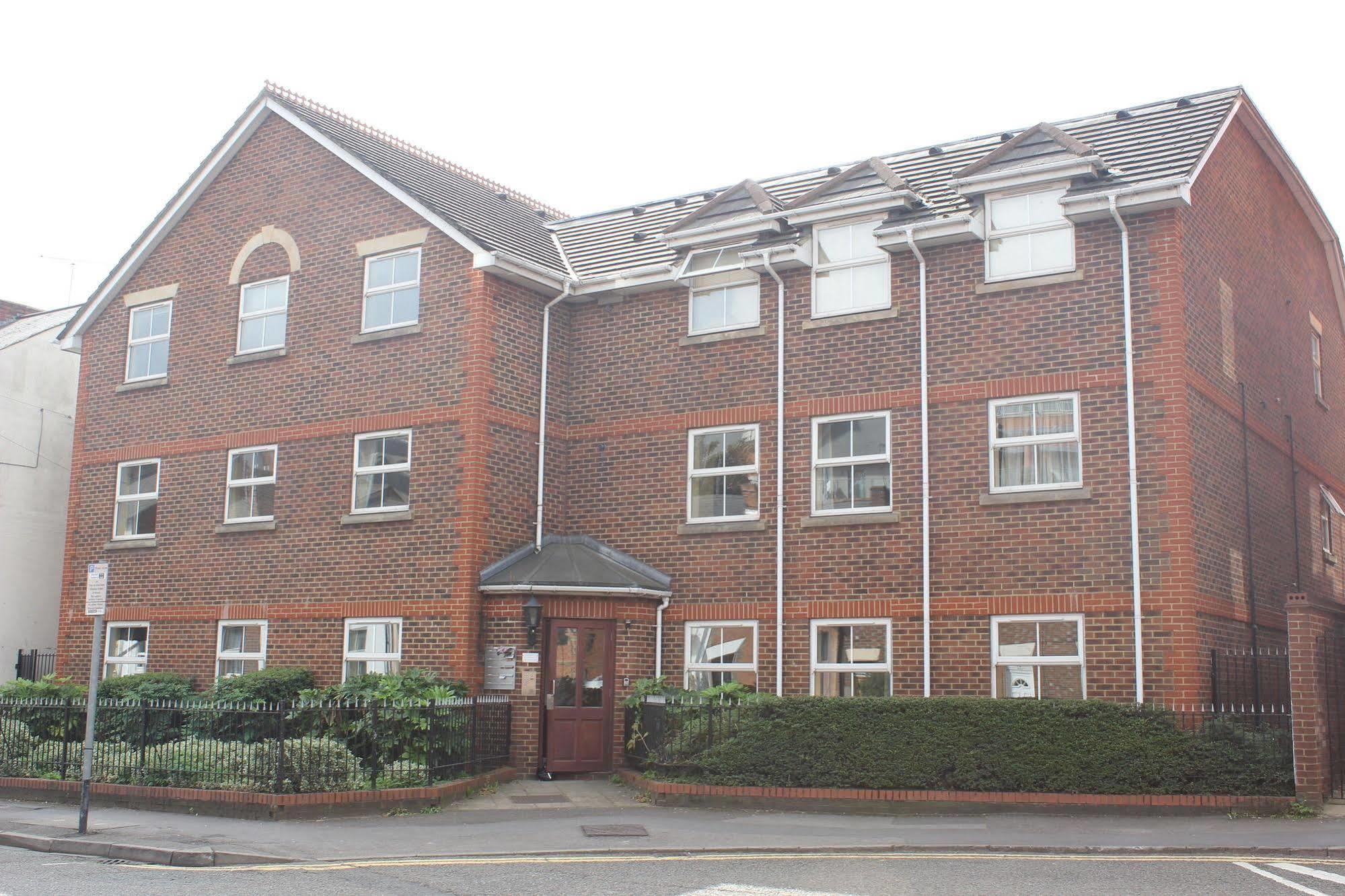 Stanshawe Court Aparthotel Reading Exterior photo